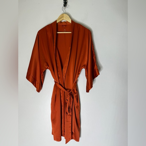 AW Bridal Robe Red Orange Size Medium Satin - Picture 1 of 4